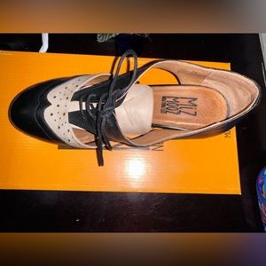 Brand new beautiful shoes, confortable. I paid full price. Comes with the box